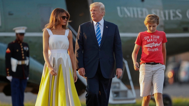 Thói quen thường xuyên của &quot;Hoàng tử Nhà Trắng&quot; Barron Trump khi đi cùng bố mẹ suốt 4 năm qua mà không mấy ai để ý tới df - Ảnh 3.