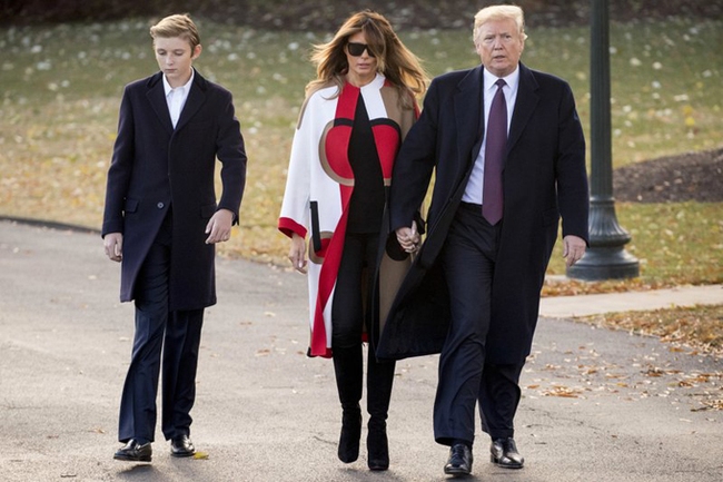 Thói quen thường xuyên của &quot;Hoàng tử Nhà Trắng&quot; Barron Trump khi đi cùng bố mẹ suốt 4 năm qua mà không mấy ai để ý tới df - Ảnh 7.