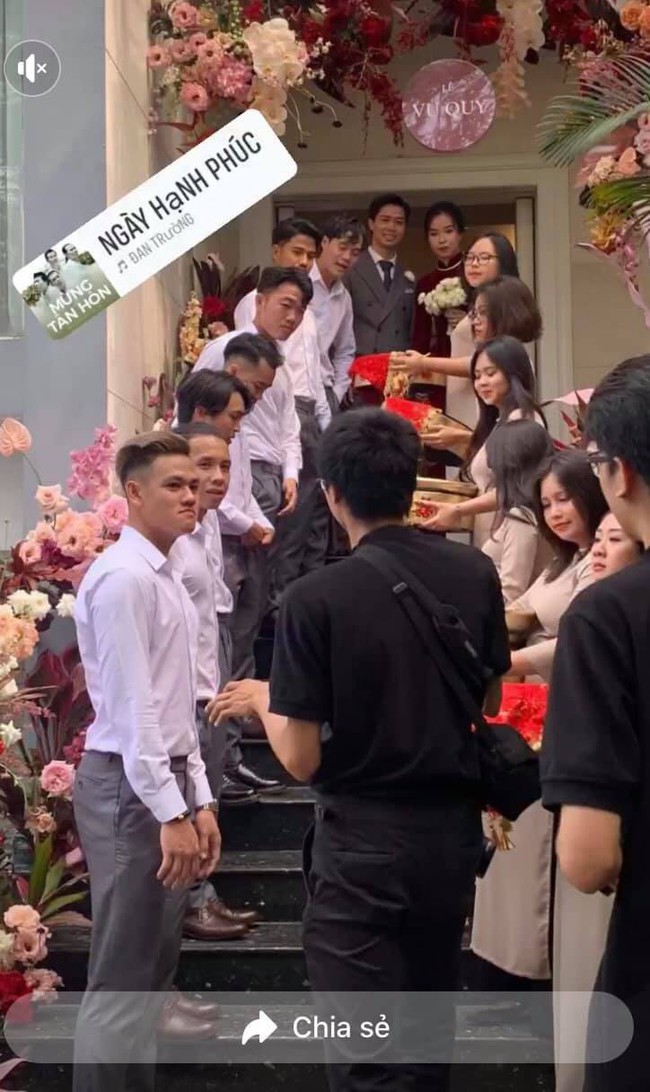 Soi nhan sắc đáng bất ngờ của 2 hot girl bê tráp đám cưới Công Phượng - Viên Minh: Người là hot girl của FAP TV, người từng xuất hiện tại chương trình Én Vàng - Ảnh 1. Soi nhan sắc đáng bất ngờ của 2 hot girl bê tráp đám cưới Công Phượng - Viên Minh: Người là hot girl của FAP TV, người từng xuất hiện tại chương trình Én Vàng - Ảnh 1.