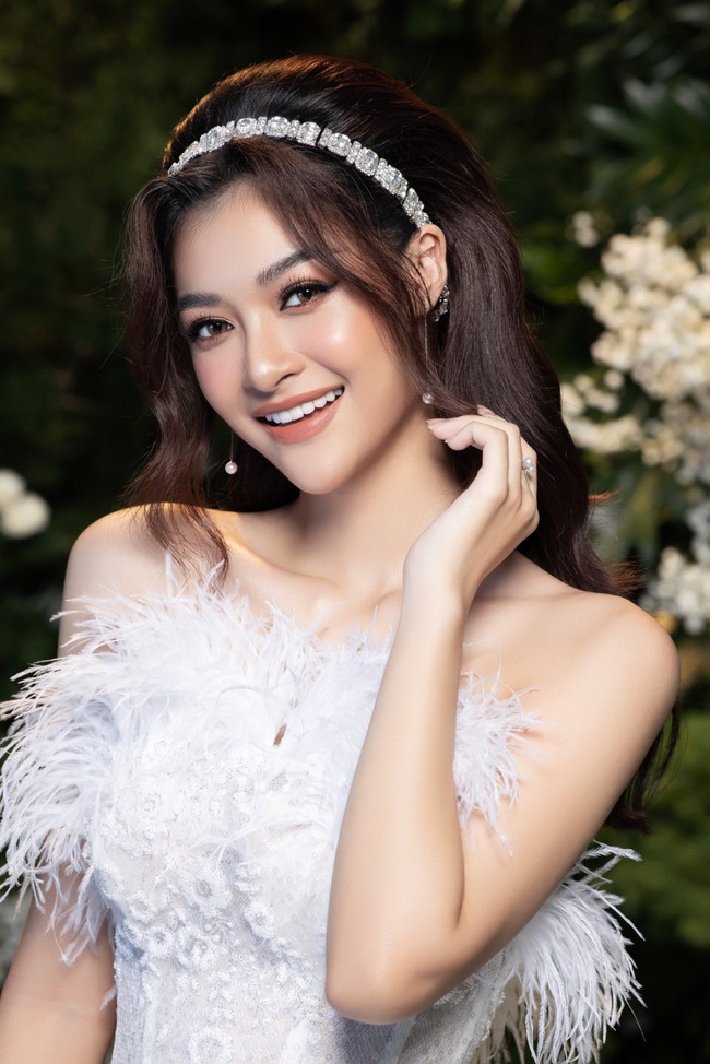 Hoa hậu Lương Thùy Linh và Á hậu Kiều Loan đẹp tựa nữ thần khi mặc váy cưới - Ảnh 12.