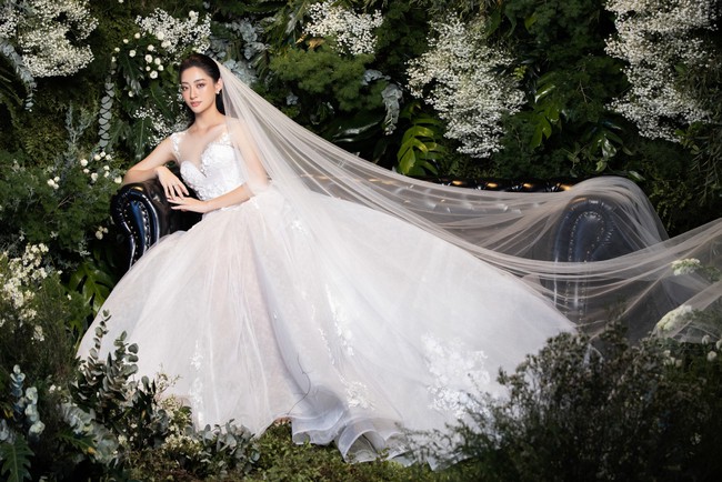 Hoa hậu Lương Thùy Linh và Á hậu Kiều Loan đẹp tựa nữ thần khi mặc váy cưới - Ảnh 4.