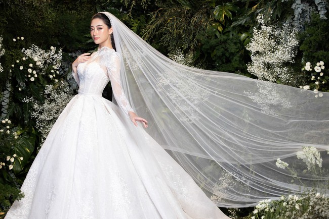 Hoa hậu Lương Thùy Linh và Á hậu Kiều Loan đẹp tựa nữ thần khi mặc váy cưới - Ảnh 3.