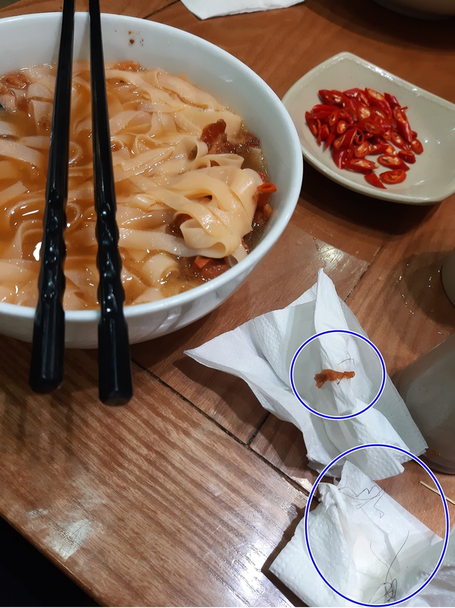 Tò mò ăn phở sốt vang ở nhà hàng đông khách nhất phố Lạc Trung, nữ sinh Hà Nội hoảng hồn khi nhặt được cả búi lông lạ trong bát - Ảnh 1.