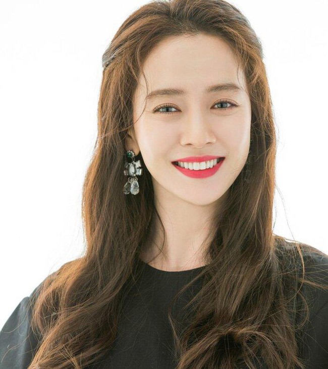 Son Ye Jin bị Song Ji Hyo "vượt mặt" giành giải Nữ diễn viên được yêu thích nhất Châu Á, Hyun Bin bất ngờ bại trận trước đàn em kém tuổi - Ảnh 3. Son Ye Jin bị Song Ji Hyo "vượt mặt" giành giải Nữ diễn viên được yêu thích nhất Châu Á, Hyun Bin bất ngờ bại trận trước đàn em kém tuổi - Ảnh 3.