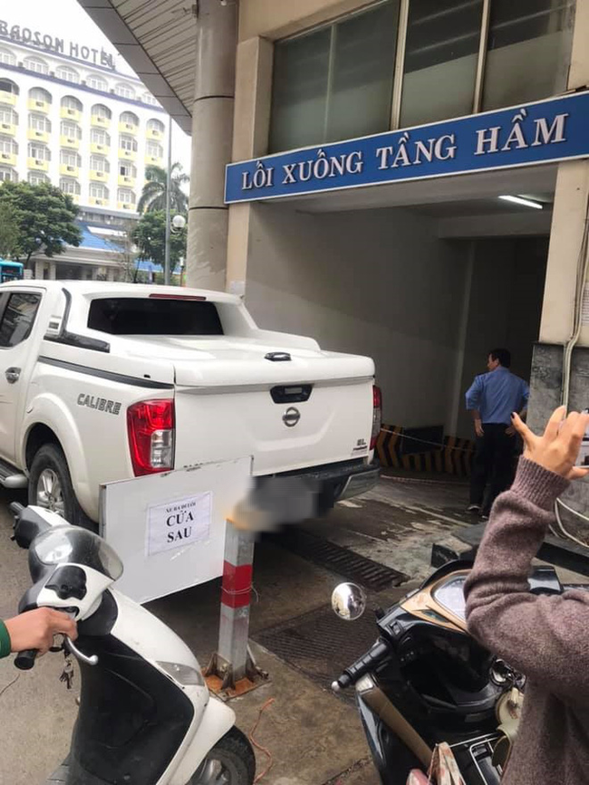 Cả tòa nhà phải ngả nón bái phục sự "ngất ngưởng" của chiếc bán tải đỗ chắn kín đường đi xuống hầm để xe - Ảnh 2. Cả tòa nhà phải ngả nón bái phục sự "ngất ngưởng" của chiếc bán tải đỗ chắn kín đường đi xuống hầm để xe - Ảnh 2.