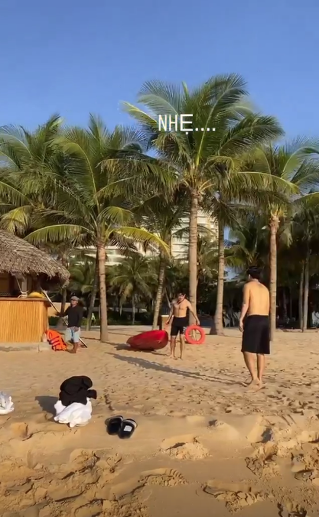 Team hot boy Minh Vương, Xuân Trường vừa xuống sân bay đã kịp check in ngay trên bãi biển resort 5 sao, khoe 6 múi khiến chị em &quot;ngất lịm&quot; - Ảnh 3.