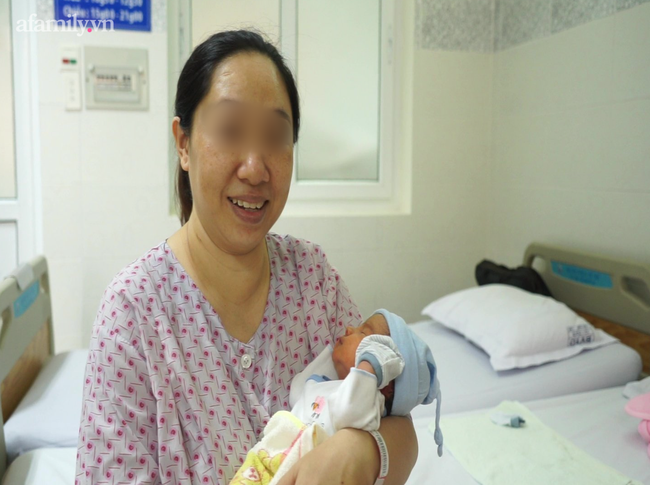Mẹ con sản phụ bị nhau cài răng lược nặng, mang nhóm máu hiếm gặp được bác sĩ Sài Gòn cứu sống - Ảnh 1. Mẹ con sản phụ bị nhau cài răng lược nặng, mang nhóm máu hiếm gặp được bác sĩ Sài Gòn cứu sống - Ảnh 1.