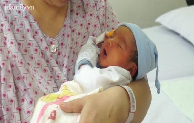Mẹ con sản phụ bị nhau cài răng lược nặng, mang nhóm máu hiếm gặp được bác sĩ Sài Gòn cứu sống - Ảnh 3. Mẹ con sản phụ bị nhau cài răng lược nặng, mang nhóm máu hiếm gặp được bác sĩ Sài Gòn cứu sống - Ảnh 3.