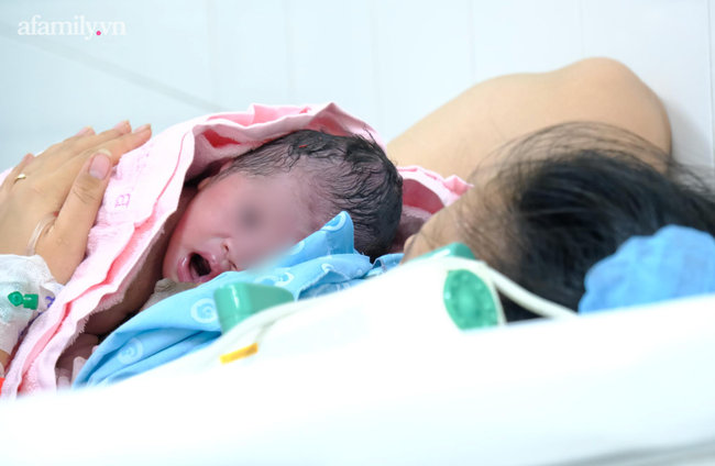 Mẹ con sản phụ bị nhau cài răng lược nặng, mang nhóm máu hiếm gặp được bác sĩ Sài Gòn cứu sống - Ảnh 2. Mẹ con sản phụ bị nhau cài răng lược nặng, mang nhóm máu hiếm gặp được bác sĩ Sài Gòn cứu sống - Ảnh 2.
