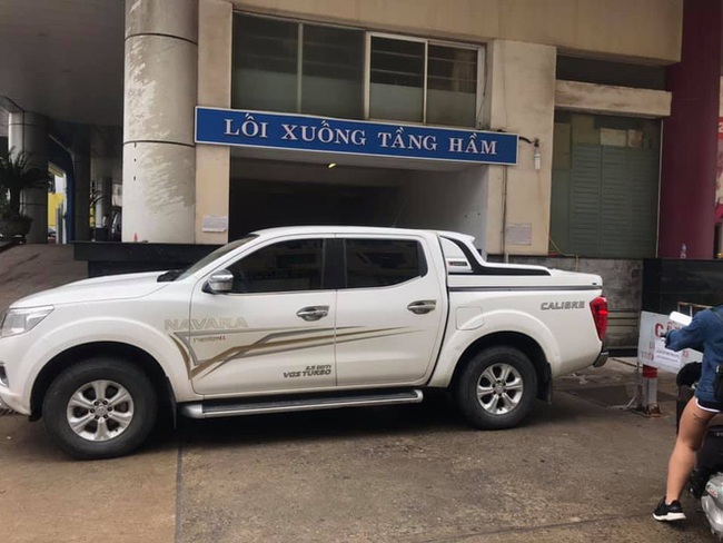 Cả tòa nhà phải ngả nón bái phục sự "ngất ngưởng" của chiếc bán tải đỗ chắn kín đường đi xuống hầm để xe - Ảnh 3. Cả tòa nhà phải ngả nón bái phục sự "ngất ngưởng" của chiếc bán tải đỗ chắn kín đường đi xuống hầm để xe - Ảnh 3.