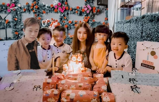 Nhan sắc hiện tại khiến ai cũng ngỡ ngàng của mẹ trẻ từng gây sốt với bức ảnh vén bụng khoe bụng rạn kinh hoàng sau khi sinh tư - Ảnh 4. Nhan sắc hiện tại khiến ai cũng ngỡ ngàng của mẹ trẻ từng gây sốt với bức ảnh vén bụng khoe bụng rạn kinh hoàng sau khi sinh tư - Ảnh 4.