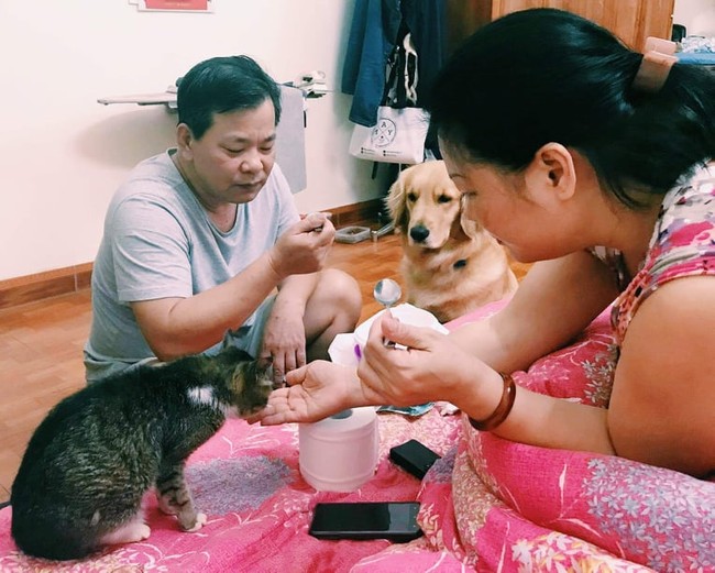 Kể chuyện bố cưng chiều mẹ, cõng mẹ khi trời mưa, 30 năm cưới nhau nhưng vẫn như vợ chồng son, cô gái bất ngờ khi gia đình mình nổi tiếng trên mạng xã hội - Ảnh 2. Kể chuyện bố cưng chiều mẹ, cõng mẹ khi trời mưa, 30 năm cưới nhau nhưng vẫn như vợ chồng son, cô gái bất ngờ khi gia đình mình nổi tiếng trên mạng xã hội - Ảnh 2.