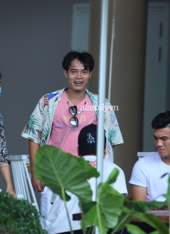 Dàn cầu thủ hot boy rục rịch check-out khách sạn ra về sau một ngày vui tưng bừng tại đám cưới của Công Phượng ở Phú Quốc - Ảnh 6.