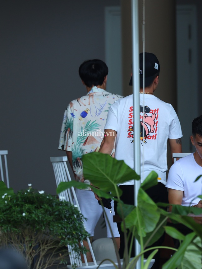 Dàn cầu thủ hot boy rục rịch check-out khách sạn ra về sau một ngày vui tưng bừng tại đám cưới của Công Phượng ở Phú Quốc - Ảnh 7.