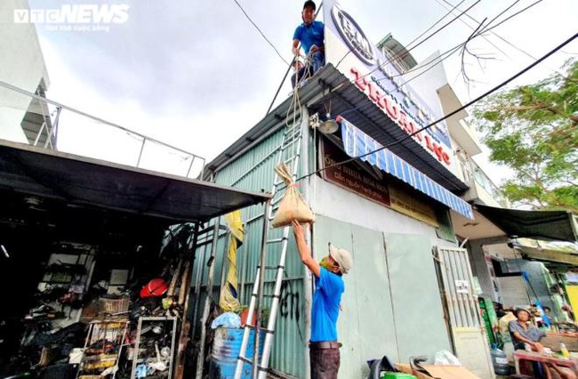 Lo sợ không chống nổi bão số 9, thanh niên liền tìm chỗ trú bí ẩn không ai ngờ nổi và nhận cực nhiều sự quan tâm của dân mạng - Ảnh 8.