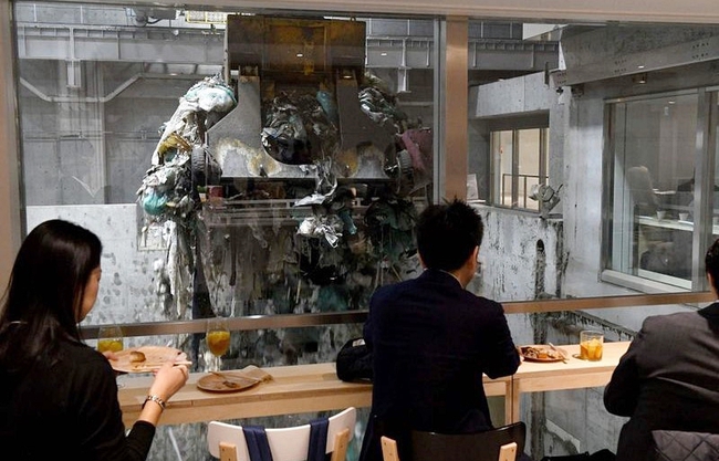 Đi ăn nhà hàng cao cấp ở Hà Nội, khách được &quot;khuyến mãi&quot; ngửi mùi thối do nhân viên hồn nhiên kéo thùng rác ngang qua bàn ăn - Ảnh 3.