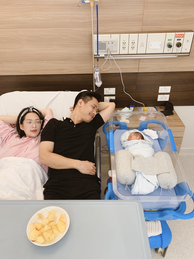 Trời ơi tin được không: Em họ Hương Tràm gây choáng vì nhan sắc sau sinh, không nói thì ai biết đây là "bà đẻ" chưa hết cữ? - Ảnh 5. Trời ơi tin được không: Em họ Hương Tràm gây choáng vì nhan sắc sau sinh, không nói thì ai biết đây là "bà đẻ" chưa hết cữ? - Ảnh 5.