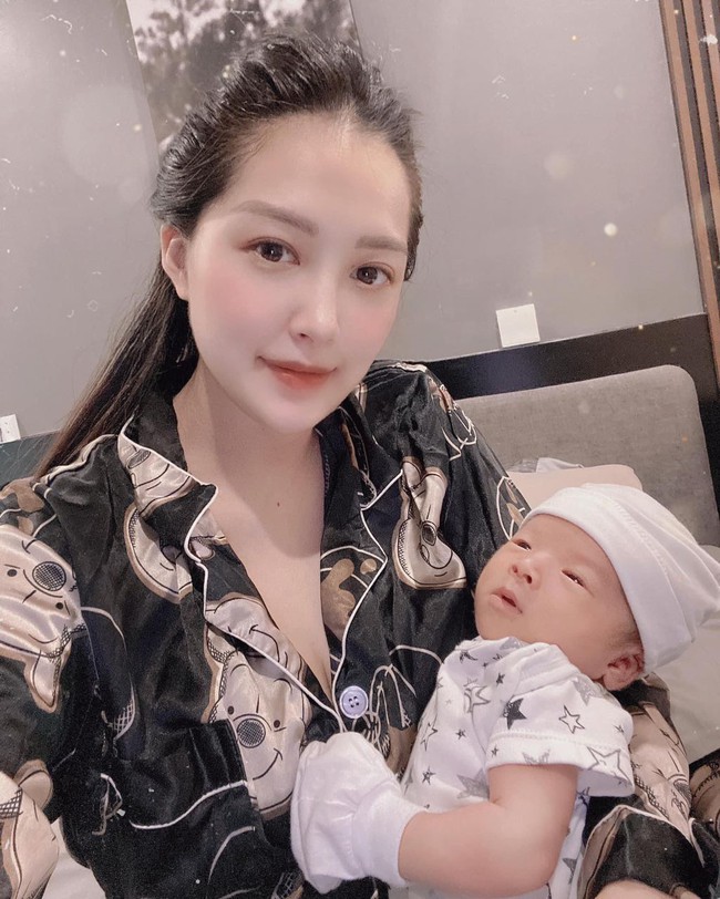 Trời ơi tin được không: Em họ Hương Tràm gây choáng vì nhan sắc sau sinh, không nói thì ai biết đây là "bà đẻ" chưa hết cữ? - Ảnh 7. Trời ơi tin được không: Em họ Hương Tràm gây choáng vì nhan sắc sau sinh, không nói thì ai biết đây là "bà đẻ" chưa hết cữ? - Ảnh 7.