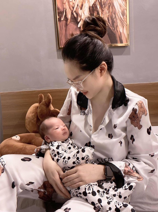Trời ơi tin được không: Em họ Hương Tràm gây choáng vì nhan sắc sau sinh, không nói thì ai biết đây là "bà đẻ" chưa hết cữ? - Ảnh 8. Trời ơi tin được không: Em họ Hương Tràm gây choáng vì nhan sắc sau sinh, không nói thì ai biết đây là "bà đẻ" chưa hết cữ? - Ảnh 8.