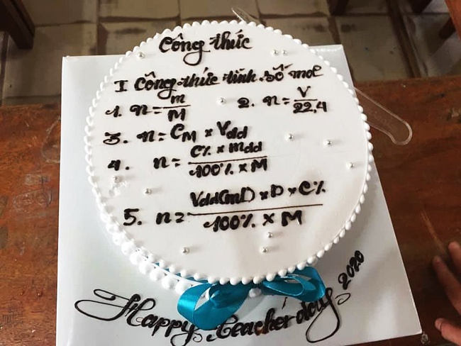Những chiếc bánh mừng 20/11 vừa nhìn qua đã muốn "trầm cảm", đến thầy cô trông thấy cũng giật mình - Ảnh 5. Những chiếc bánh mừng 20/11 vừa nhìn qua đã muốn "trầm cảm", đến thầy cô trông thấy cũng giật mình - Ảnh 5.