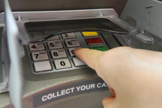 Đoán đúng mã pin thẻ ATM của người khác để quên sau 2 lần thử, người đàn ông hí hửng rút tiền tiêu và cái kết đắng - Ảnh 2.