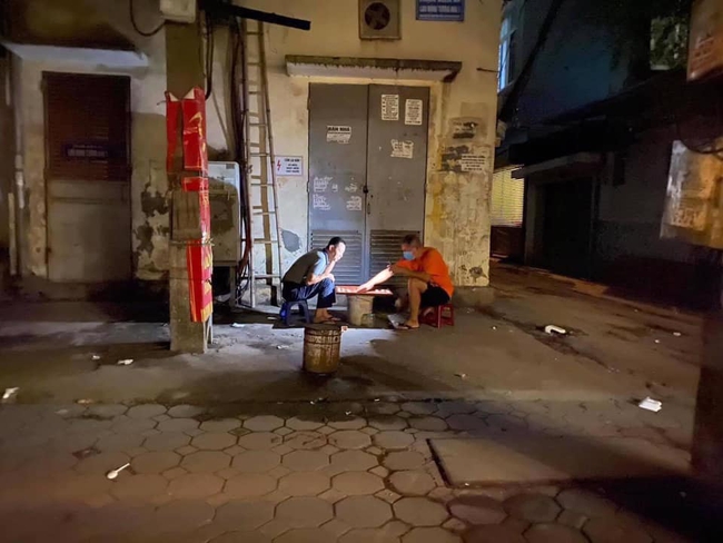 Hài hước chuyện hai người đàn ông ngồi đánh cờ trong căng thẳng suốt 12 tiếng đồng hồ khiến người đi đường tá hỏa Hài hước chuyện hai người đàn ông ngồi đánh cờ trong căng thẳng suốt 12 tiếng đồng hồ khiến người đi đường tá hỏa