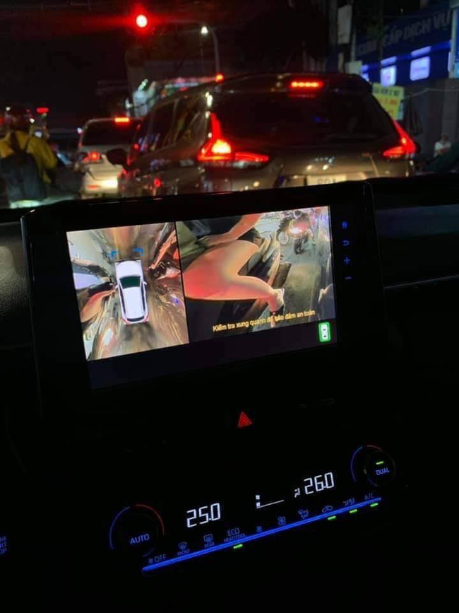 Dừng xe tắc đường, thanh niên chưa hết ngượng khi camera 360 vô tình quét phải chiếc đùi thon của cô gái trên xe máy thì đã run rẩy vì mối nguy hiểm bất ngờ ngay bên cạnh - Ảnh 1. Dừng xe tắc đường, thanh niên chưa hết ngượng khi camera 360 vô tình quét phải chiếc đùi thon của cô gái trên xe máy thì đã run rẩy vì mối nguy hiểm bất ngờ ngay bên cạnh - Ảnh 1.