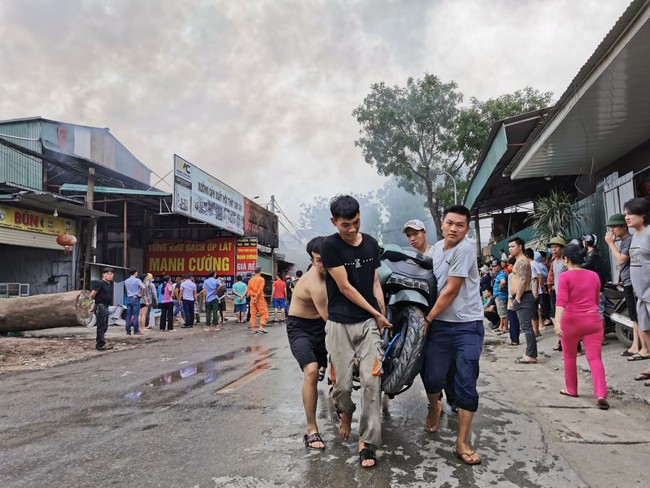 Hà Nội: Lửa thiêu rụi xưởng nội thất cao cấp, nhiều nhà xung quanh bị ảnh hưởng - Ảnh 2. Hà Nội: Lửa thiêu rụi xưởng nội thất cao cấp, nhiều nhà xung quanh bị ảnh hưởng - Ảnh 2.