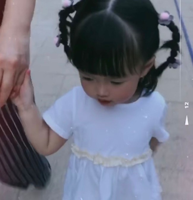 Chỉ nhìn 1 chi tiết nhỏ ở con gái Đặng Thu Thảo người hâm mộ cũng đủ biết nàng hậu có chăm con chu đáo hay không - Ảnh 7. Chỉ nhìn 1 chi tiết nhỏ ở con gái Đặng Thu Thảo người hâm mộ cũng đủ biết nàng hậu có chăm con chu đáo hay không - Ảnh 7.