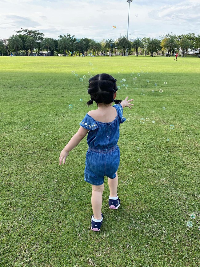 Chỉ nhìn 1 chi tiết nhỏ ở con gái Đặng Thu Thảo người hâm mộ cũng đủ biết nàng hậu có chăm con chu đáo hay không - Ảnh 5. Chỉ nhìn 1 chi tiết nhỏ ở con gái Đặng Thu Thảo người hâm mộ cũng đủ biết nàng hậu có chăm con chu đáo hay không - Ảnh 5.