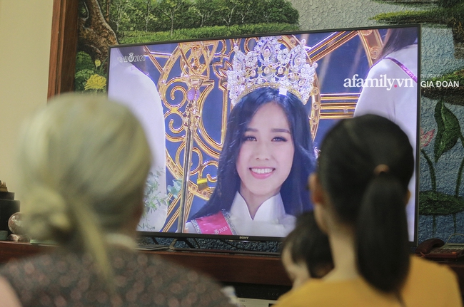 Video độc quyền: Tại quê nhà Thanh Hóa, người thân bật khóc khi xem lại khoảnh khắc này của Tân Hoa hậu Đỗ Thị Hà - Ảnh 5. Độc quyền: Người thân bật khóc khi xem lại khoảnh khắc Đỗ Thị Hà đăng quang ngôi vị Hoa hậu Việt Nam 2020 - Ảnh 4.