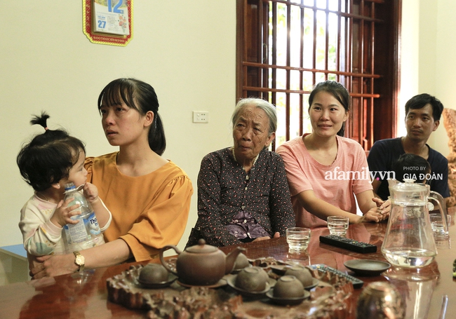Video độc quyền: Tại quê nhà Thanh Hóa, người thân bật khóc khi xem lại khoảnh khắc này của Tân Hoa hậu Đỗ Thị Hà - Ảnh 8. Độc quyền: Người thân bật khóc khi xem lại khoảnh khắc Đỗ Thị Hà đăng quang ngôi vị Hoa hậu Việt Nam 2020 - Ảnh 7.