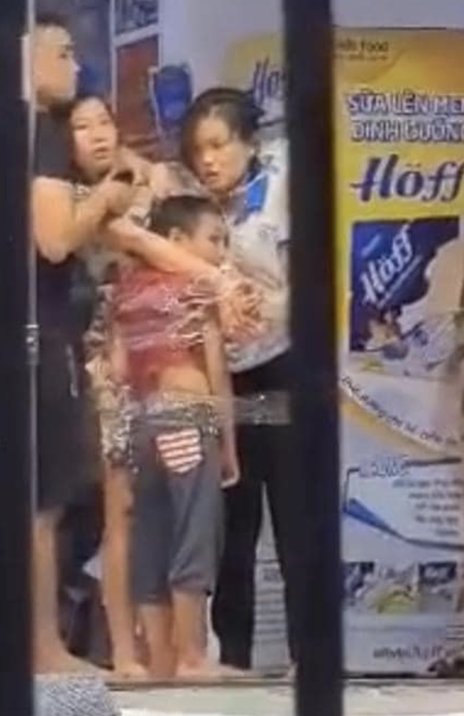 TP.HCM: Nam thanh niên nghi ngáo đá cầm dao xông vào cửa hàng sữa khống chế 2 mẹ con và 1 cô gái TP.HCM: Nam thanh niên nghi ngáo đá cầm dao xông vào cửa hàng sữa khống chế 2 mẹ con và 1 cô gái