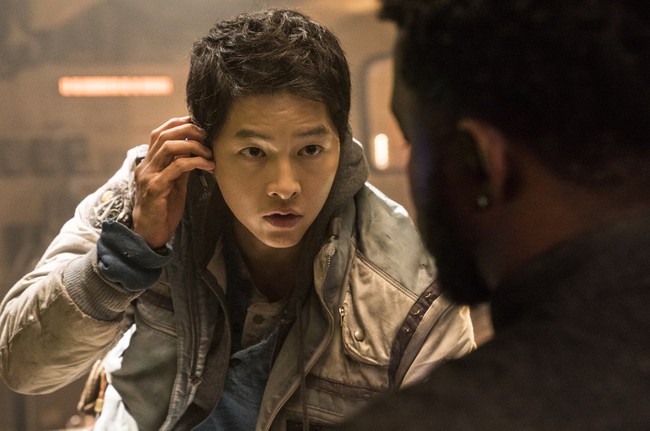 Phim 500 tỷ của Song Joong Ki bị "phá sản", netizen mỉa mai hết thời, không bằng một góc như Song Hye Kyo - Ảnh 1. Phim 500 tỷ của Song Joong Ki bị "phá sản", netizen mỉa mai hết thời, không bằng một góc như Song Hye Kyo - Ảnh 1.