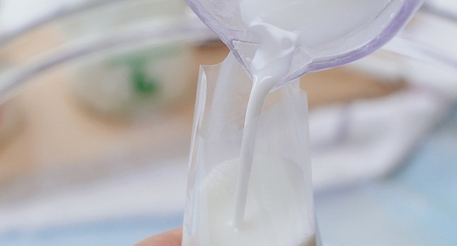 30 phút vào bếp để "bay vèo" về tuổi thơ dữ dội với sữa chua túi: Hội mê ăn vặt nhất định không thể bỏ qua món "chống buồn miệng" đỉnh của chóp này! - Ảnh 4.