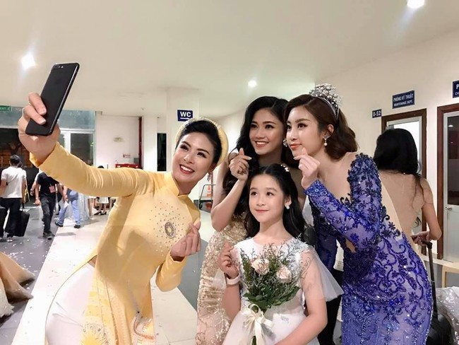 Chụp ảnh với loạt nàng hậu tại Hoa hậu Việt Nam 2020, Bảo Ngọc khiến khán giả bất ngờ với ngoại hình trưởng thành và gương mặt đầy thần thái  - Ảnh 1.