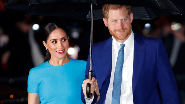 Vợ chồng Meghan Markle và hoàng gia Anh lên tiếng phản hồi về thông tin cặp đôi qua mặt Nữ hoàng để chuyển nhượng dinh thự cho vợ chồng công chúa - Ảnh 1.