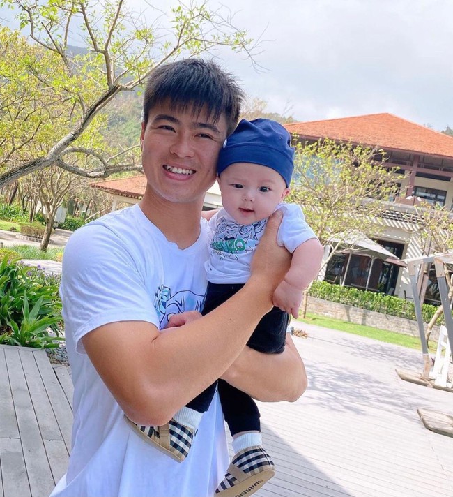 Mới 3 tháng tuổi quý tử nhà cầu thủ Duy Mạnh đã dát hàng hiệu từ đầu đến chân, - Ảnh 5. Mới 3 tháng tuổi quý tử nhà cầu thủ Duy Mạnh đã dát hàng hiệu từ đầu đến chân, - Ảnh 5.