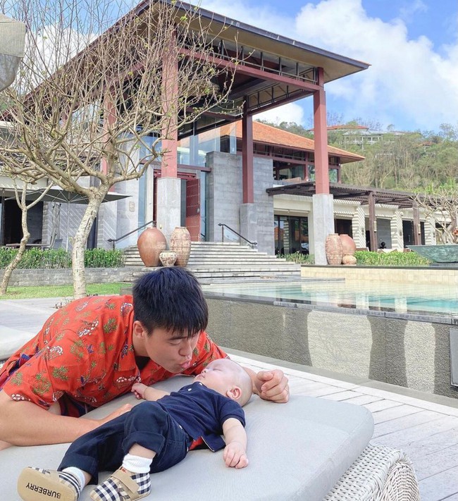 Mới 3 tháng tuổi quý tử nhà cầu thủ Duy Mạnh đã dát hàng hiệu từ đầu đến chân, - Ảnh 6. Mới 3 tháng tuổi quý tử nhà cầu thủ Duy Mạnh đã dát hàng hiệu từ đầu đến chân, - Ảnh 6.