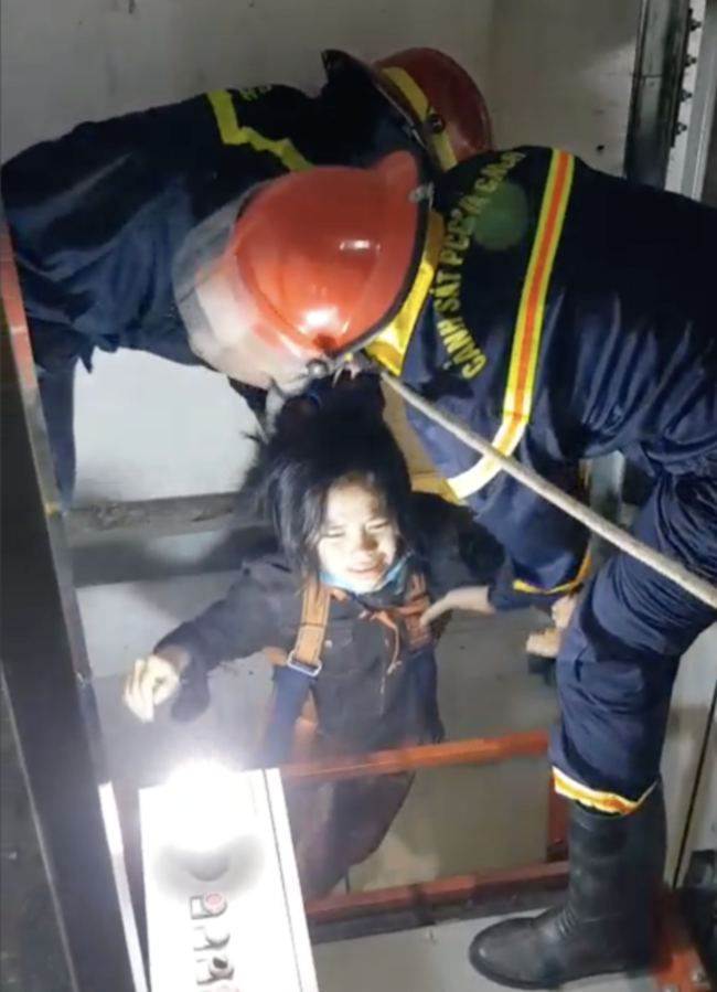 TP.HCM: Một phụ nữ bất ngờ rơi xuống giếng thang máy, tinh thần hoảng loạn được giải cứu kịp thời - Ảnh 1. TP.HCM: Một phụ nữ bất ngờ rơi xuống giếng thang máy, tinh thần hoảng loạn được giải cứu kịp thời - Ảnh 1.