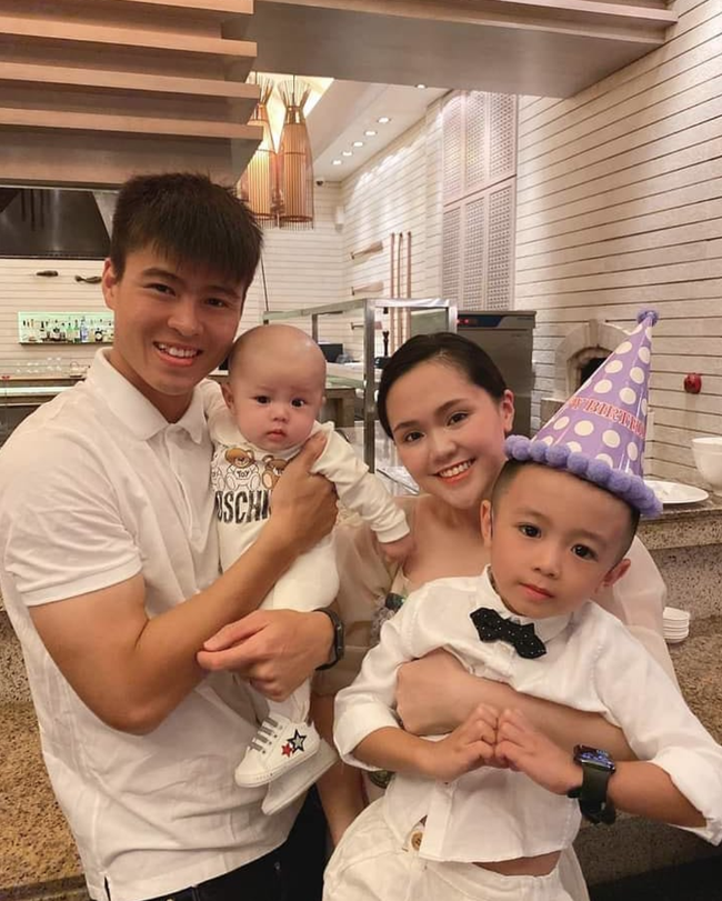 Mới 3 tháng tuổi quý tử nhà cầu thủ Duy Mạnh đã dát hàng hiệu từ đầu đến chân, - Ảnh 2. Mới 3 tháng tuổi quý tử nhà cầu thủ Duy Mạnh đã dát hàng hiệu từ đầu đến chân, - Ảnh 2.