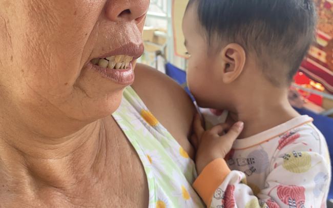 Lời kể bà ngoại bé gái 3 tuổi nguy kịch, nghi bị mẹ bạo hành: Để phân dính vào dép nên bị đánh? - Ảnh 8. Lời kể bà ngoại bé gái 3 tuổi nguy kịch, nghi bị mẹ bạo hành: Để phân dính vào dép nên bị đánh? - Ảnh 8.