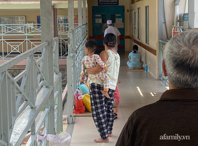 Lời kể bà ngoại bé gái 3 tuổi nguy kịch, nghi bị mẹ bạo hành: Để phân dính vào dép nên bị đánh? - Ảnh 7. Lời kể bà ngoại bé gái 3 tuổi nguy kịch, nghi bị mẹ bạo hành: Để phân dính vào dép nên bị đánh? - Ảnh 7.