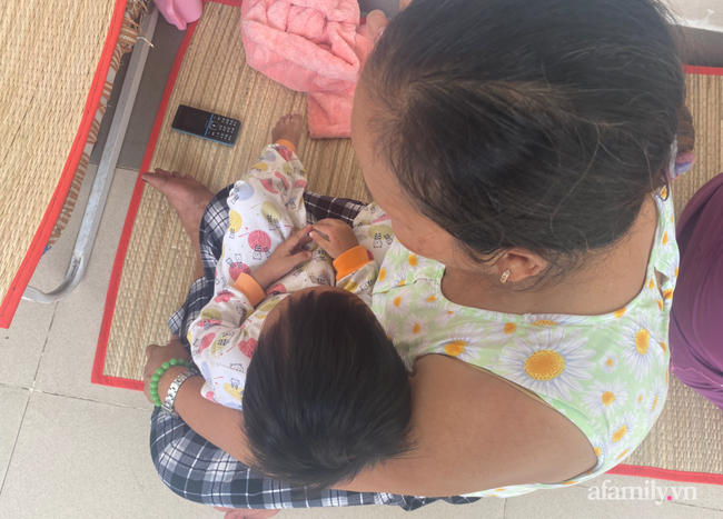 Lời kể bà ngoại bé gái 3 tuổi nguy kịch, nghi bị mẹ bạo hành: Để phân dính vào dép nên bị đánh? - Ảnh 6. Lời kể bà ngoại bé gái 3 tuổi nguy kịch, nghi bị mẹ bạo hành: Để phân dính vào dép nên bị đánh? - Ảnh 6.