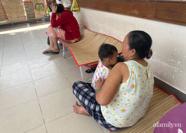 Lời kể bà ngoại bé gái 3 tuổi nguy kịch, nghi bị mẹ bạo hành: Để phân dính vào dép nên bị đánh? - Ảnh 2. Lời kể bà ngoại bé gái 3 tuổi nguy kịch, nghi bị mẹ bạo hành: Để phân dính vào dép nên bị đánh? - Ảnh 2.