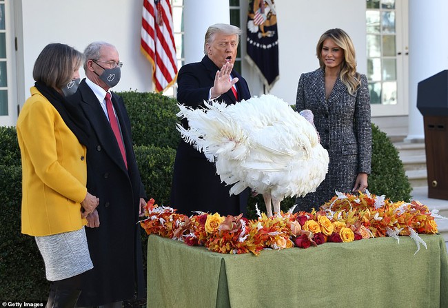 Dính nghi án hôn nhân trục trặc, Tổng thống Trump đã đáp lại bằng một cử chỉ đầy tinh tế với Đệ nhất phu nhân trong sự xuất hiện mới nhất - Ảnh 4.