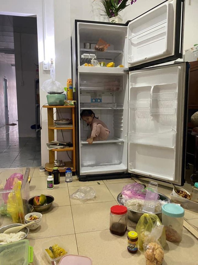 "Con con vui lắm, nó không nghịch tí nào đâu" - câu nói hài hước của các mẹ và chùm ảnh trái ngược khiến hội bỉm sữa đồng cảm sâu sắc - Ảnh 1. "Con con vui lắm, nó không nghịch tí nào đâu" - câu nói hài hước của các mẹ và chùm ảnh trái ngược khiến hội bỉm sữa đồng cảm sâu sắc - Ảnh 1.