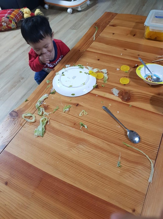 "Con con vui lắm, nó không nghịch tí nào đâu" - câu nói hài hước của các mẹ và chùm ảnh trái ngược khiến hội bỉm sữa đồng cảm sâu sắc - Ảnh 9. "Con con vui lắm, nó không nghịch tí nào đâu" - câu nói hài hước của các mẹ và chùm ảnh trái ngược khiến hội bỉm sữa đồng cảm sâu sắc - Ảnh 9.