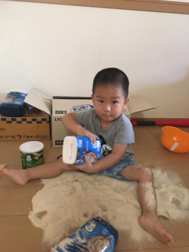 "Con con vui lắm, nó không nghịch tí nào đâu" - câu nói hài hước của các mẹ và chùm ảnh trái ngược khiến hội bỉm sữa đồng cảm sâu sắc - Ảnh 4. "Con con vui lắm, nó không nghịch tí nào đâu" - câu nói hài hước của các mẹ và chùm ảnh trái ngược khiến hội bỉm sữa đồng cảm sâu sắc - Ảnh 4.
