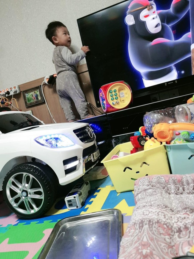 "Con con vui lắm, nó không nghịch tí nào đâu" - câu nói hài hước của các mẹ và chùm ảnh trái ngược khiến hội bỉm sữa đồng cảm sâu sắc - Ảnh 11. "Con con vui lắm, nó không nghịch tí nào đâu" - câu nói hài hước của các mẹ và chùm ảnh trái ngược khiến hội bỉm sữa đồng cảm sâu sắc - Ảnh 11.